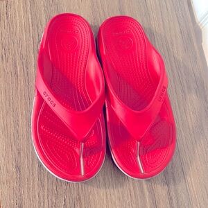 CROCS DARK PINK FLIP FLOP THONGS IN SIZE 9 women and 7 men